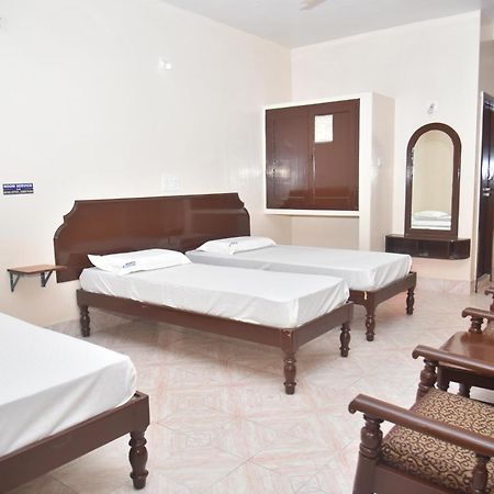 Arihanth Deluxe Lodge Shimoga Bagian luar foto