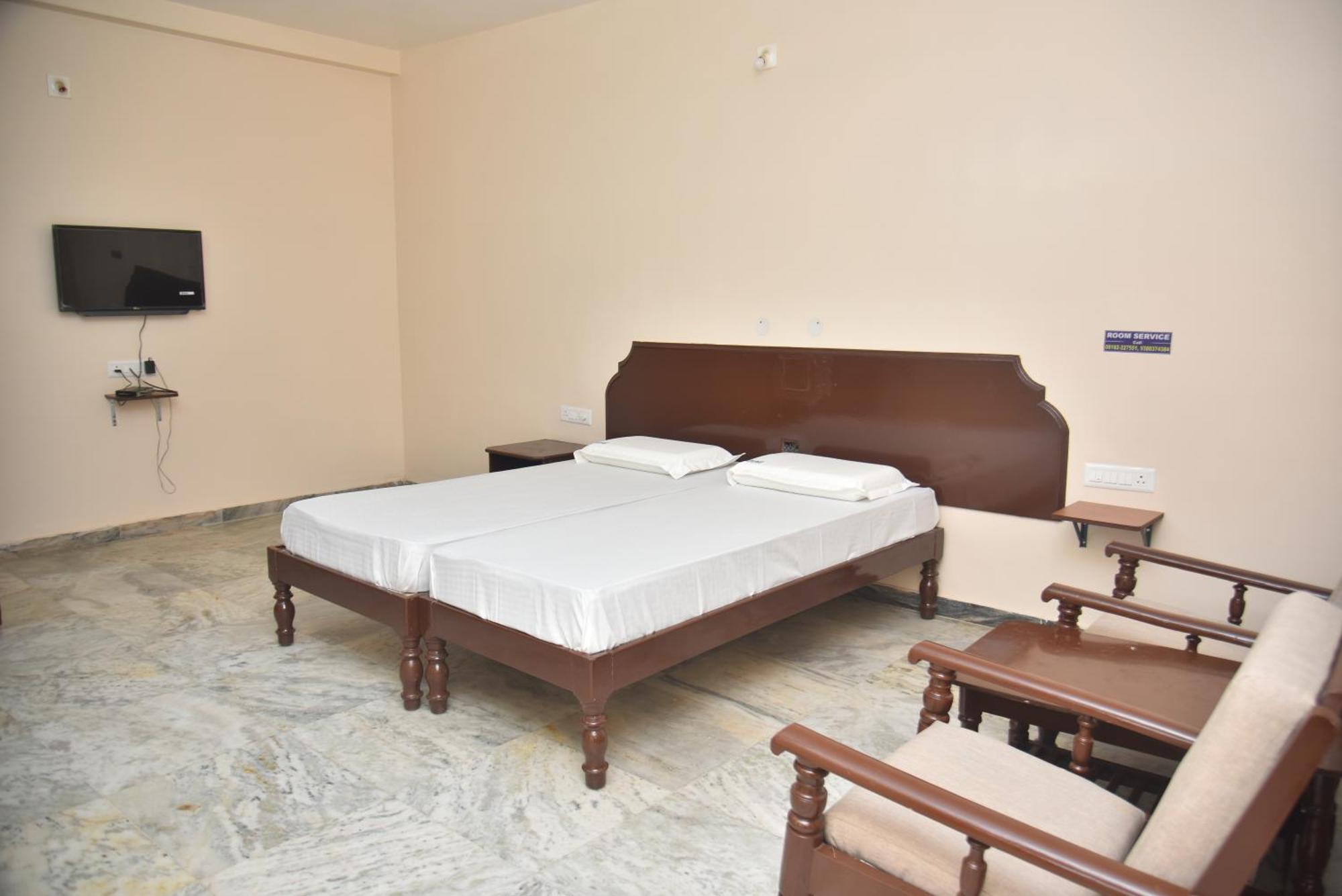 Arihanth Deluxe Lodge Shimoga Bagian luar foto